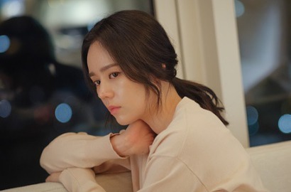 Bengong di Still Cut 'Mistress', Han Ga In Tetap Cantik dan Awet Muda