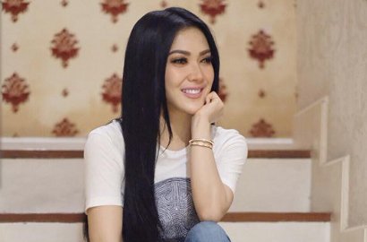 Bermasalah, Syahrini Akui Menyesal Kerjasama dengan Jasa First Travel