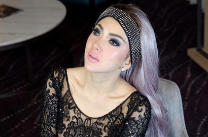 Syahrini Izin Hakim Buka Jaket Kepanasan Saat Sidang, Begini Reaksi Heboh Netizen