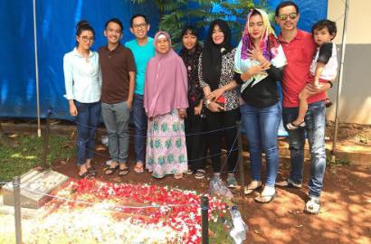 Rumput Makam Julia Perez Rusak Diinjak, Sang Adik Peringatkan Peziarah