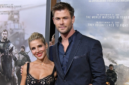 Liburan Bareng, Chris Hemsworth Remas Pantat Sang Istri