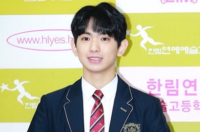 Idol Jebolan 'Produce 101', Lee Eui Woong Kepergok Jaga Toko Alat Tulis Orangtuanya
