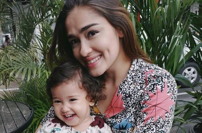 Anak Yasmine Wildblood Umur Setahun Bisa Selfie, Netter Gemas Bagian Dagunya