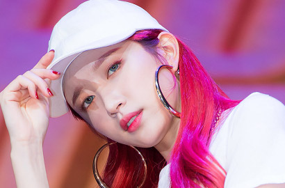 Pamer Foto Cantik, Dagu Super Lancip Hani EXID Bikin Netter Ngeri