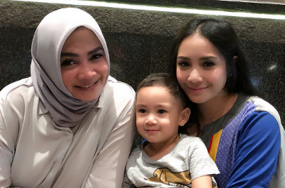Jalan Bareng Nagita-Rafathar di Mal, Penampilan Mama Rieta Bak Anak Muda