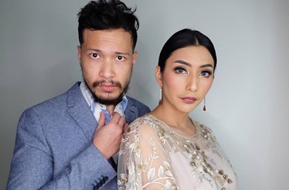 Tyas Mirasih Unggah Foto dengan Suami di Pesta Ultah, Ada Penampakan Wajah?