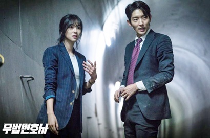 Tampak Panik, Seo Ye Ji Dipeluk Lee Jun Ki di Still Cut 'Lawless Lawyer'