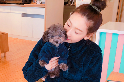 Unyu Banget, Tae Yeon Ajak Anjingnya Jalan-Jalan Ke Gedung SM
