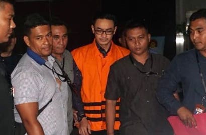 Zumi Zola Pakai Rompi Oranye Sebagai Tahanan KPK, Pertanyaan 'Julid' Wartawan Bikin Netizen Ngakak