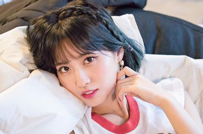 Momo Twice Joget-Joget di Fansign, Benda Ini Jatuh dari Dalam Rok