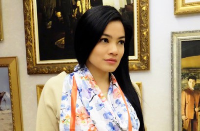Pakai Makeup Natural, Riasan Titi Kamal Bikin Netter Pangling