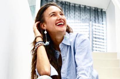 Pakai Baju Putih Longgar, Nadine Chandrawinata Dibilang Gemukan