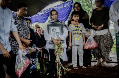 Dihadiri Wulan Guritno cs, Suasana Duka Menyelimuti Pemakaman Deddy Sutomo
