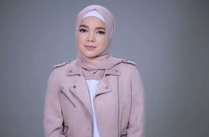Selain Ikut Aksi Sosial, Dewi Sandra Juga Perdalam Agama di Spnyol