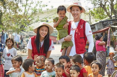 Jadi Sukarelawan, Seolhyun-Jung Shin Telaten Rawat Bocah-Bocah Myanmar