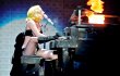 Lady GaGa Mainkan Piano Dengan Kakinya Saat Konser Di New York