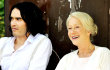 Russell Brand Berhasil Wujudkan Impiannya Mandi Bersama Helen Mirren