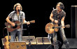 Video: Adu Permainan Gitar Johnny Depp Dan Eddie Vedder Saat Konser Di Arkansas