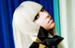 Buat Kejutan, Lady GaGa Tampil Nyanyi Hanya Dibalut Bulu dan Stocking Jaring