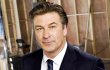 Gunakan Handphone Saat Menonton, Alec Baldwin Dilempari Permen Coklat M&M's