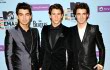 Video: Nick Jonas Jatuh Saat Konser Jonas Brothers di Meksiko