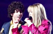 Miley Cyrus Dikabarkan Garap Album Duet Bareng Nick Jonas