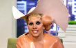 Suarakan Peduli HIV AIDS, Lady GaGa Tampil Dengan Kostum Kondom