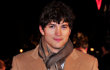 Ashton Kutcher Ditipu Hingga Terpaksa Makan Daging Cacing Goreng