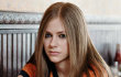 Avril Lavigne Pasang Tato Peniti di Leher