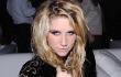 Ke$ha Minum Darah Segar Saat Konser di Australia