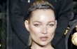 Video: Kate Moss Goda Kelinci Dengan Pakaian Dalamnya di Iklan Basement