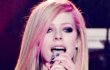 Video: Avril Lavigne Bantu Dekorasi Ruangan Dicuplikan Single 'Smile'