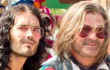 Foto: Russell Brand Dan Alec Baldwin Kenakan Kostum Rocker Era 80-an di 'Rock of Ages'