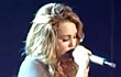Video: Seorang Penggemar Coba Peluk Miley Cyrus Saat Manggung di Australia