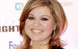 Kelly Clarkson <i>Nggak</i> Marah Ketika 50 Lagu Barunya Bocor di Internet