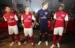 Theo Walcott: Pertahankan Cesc Fabregas Dan Samir Nasri