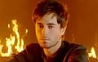 Video Musik: Enrique Iglesias Luapkan Kegundahan Hati di 'Ayer'
