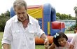 Keluarga Mel Gibson Berakhir Pekan Dengan Anak Kembar yang Memiliki Masalah Fisik