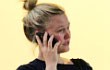 Julia Stiles Tertangkap Kamera Menangis di Bandara Internasional Los Angeles