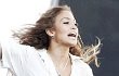 Foto: Jennifer Lopez Digendong Seorang Pria Saat Syuting Video Musik 'Papi'
