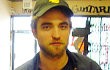 Robert Pattinson Belikan Pengamen Sebuah Gitar