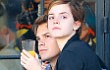 Emma Watson Duduk di Pangkuan Johnny Simmons Saat Kencan di Manhattan