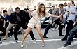 Video Musik: Jennifer Lopez Dikelilingi Pria Berkat Kue Cinta di 'Papi'