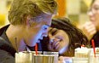 Vanessa Hudgens Tertangkap Kamera Cium Daun Muda