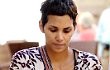 Halle Berry Temani Putrinya Jalan-Jalan Walau Masih Kenakan Tongkat Penyangga