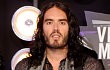 Russell Brand Jahili Penggemar dengan Mengaku Dilarang Masuk Kanada