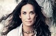 Demi Moore Jalani Pemotretan Bertema Musim Dingin di Promo Busana Ann Taylor Edisi Akhir Tahun