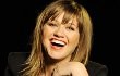 Kelly Clarkson Tak Pernah Jatuh Cinta