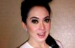 David Beckham Beri Tanda Tangan di 'Dada' Syahrini