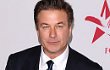 Alec Baldwin Diusir Dari Pesawat Gara-Gara HP